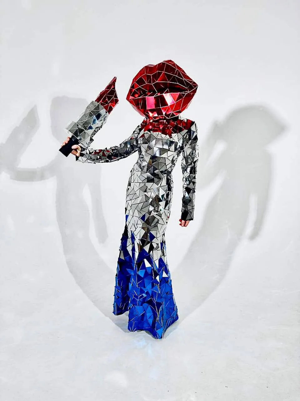 Mirror Lips performer with bold sparkling lips head