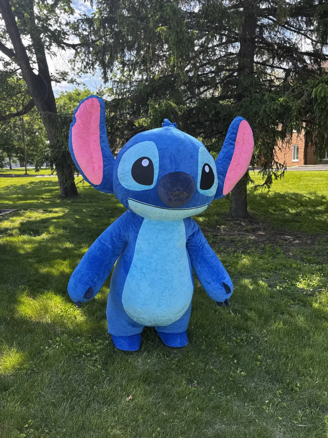 Stitch the blue alien mascot at a kids party
